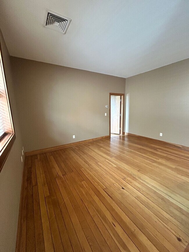 Building Photo - One Bedroom Apartment