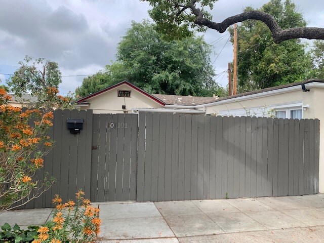 Duplex separate units - 101 N Griffith Park Dr