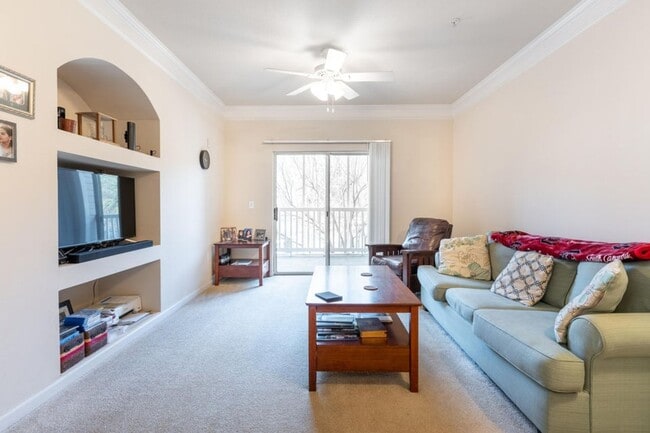 Building Photo - 2 Bedroom 1 Bath Condo in Park West - Mount Pleasant