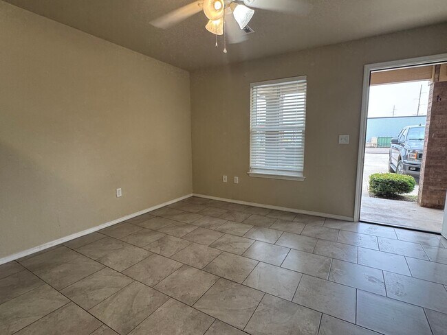 Building Photo - 1301 SW Washington apt 3- AVAILABLE NOW!