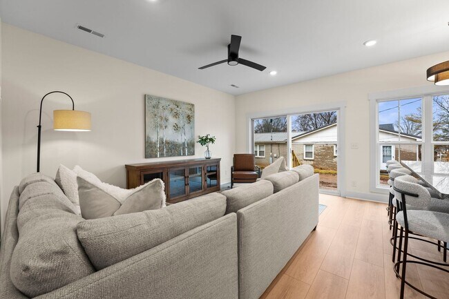 Foto del edificio - BRAND NEW Townhome in Winchester...Walking Distance to Downtown Square!