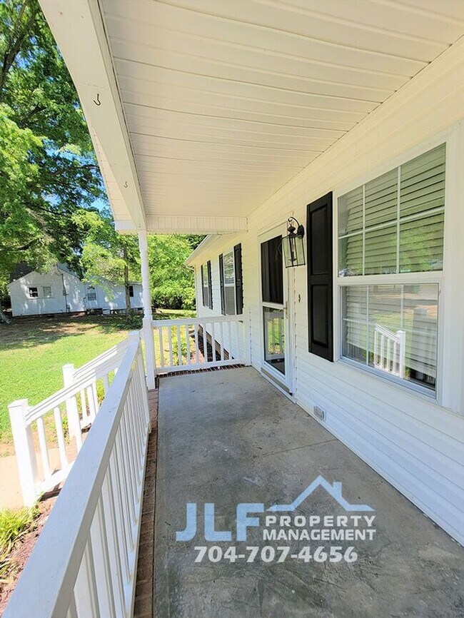 Building Photo - Lovely 3/2 Home in Albemarle