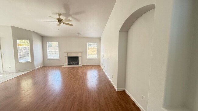 Building Photo - Must See: Beautiful Home in Desirable Fres...