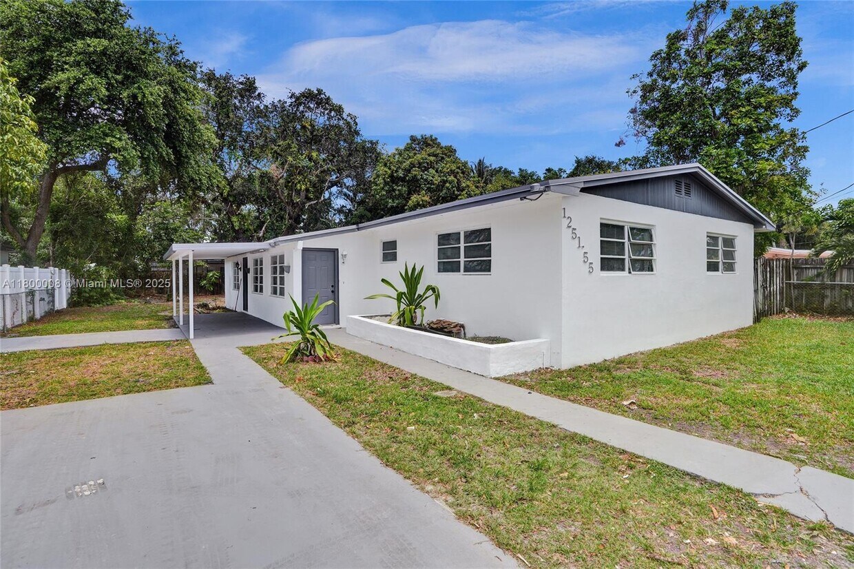 Foto principal - 1251 NE 150th St