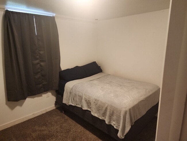 Building Photo - Charming private room