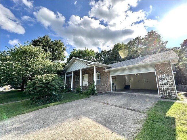Building Photo - 2319 N Aspen Dr