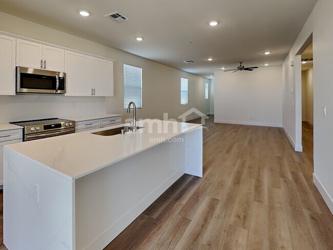 Foto del edificio - 534 Silverbell Falls Pl
