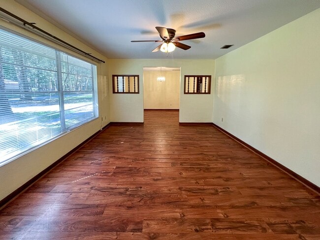 Building Photo - 3BR/2BA House with Two Car Garage & Large ...