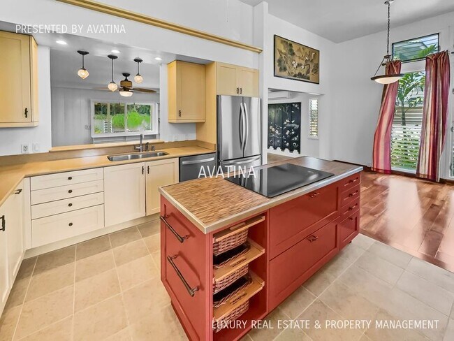 Foto del edificio - Video! Bayfront Home w/ PV system Pool & O...