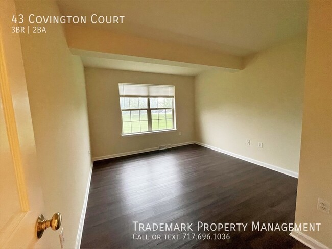 Building Photo - Spacious End of Row Town Home