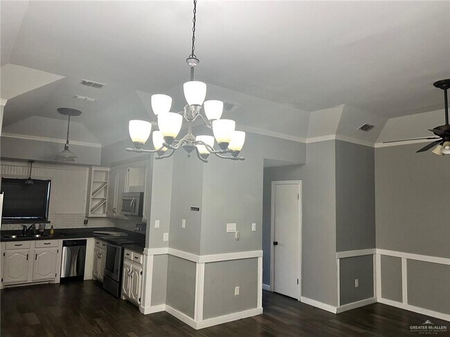Foto del edificio - 1126 Redbud Ave