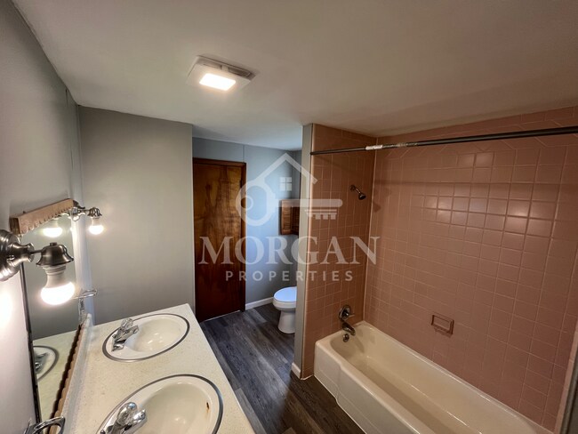 Foto del edificio - 623 W Jefferson St