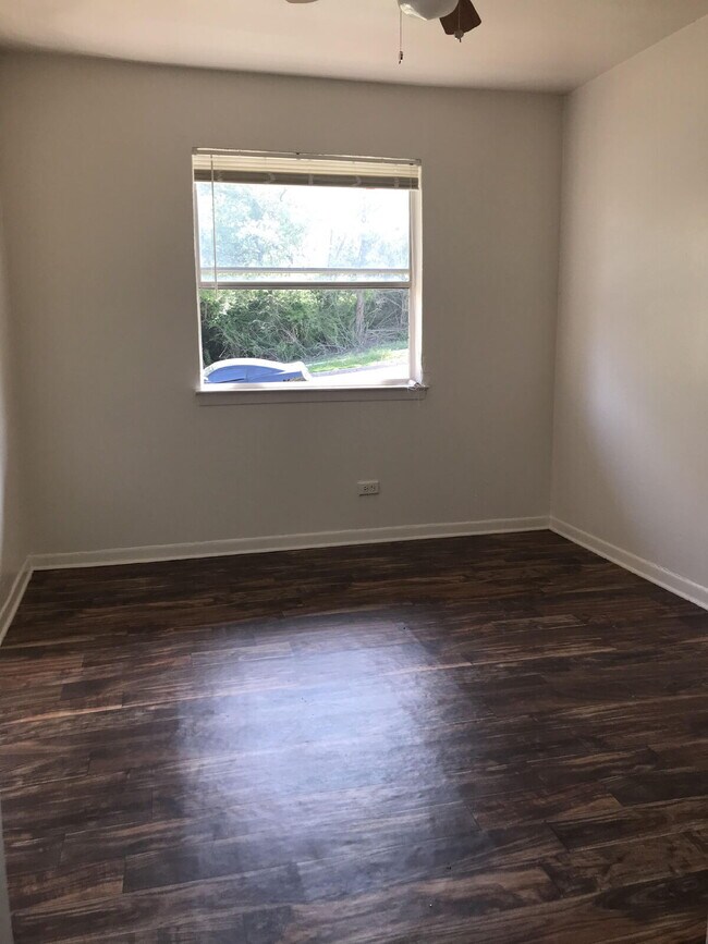 Foto del edificio - 1 bed, 1 bath apartment now available! Utilities included!