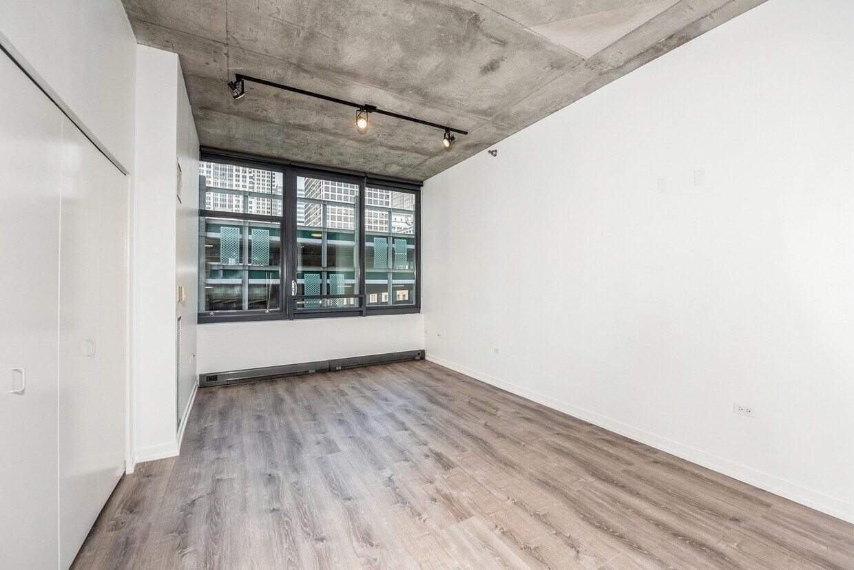 Primary Photo - 235 W Van Buren St