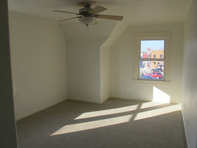 Building Photo - 115 16th Ave SW