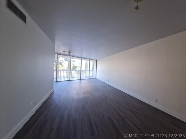 Foto del edificio - 6911 Environ Blvd