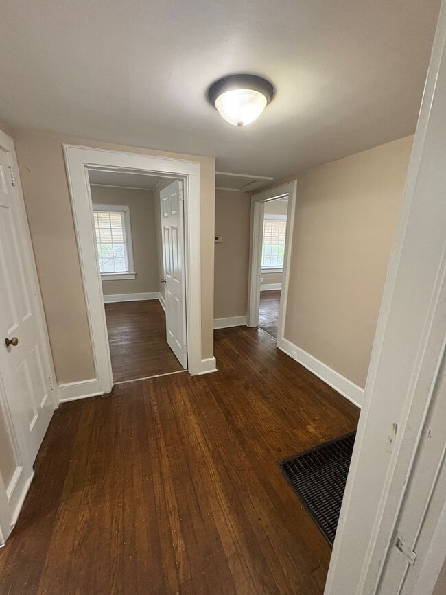 Building Photo - 2 Bedrooms and 1 Bath House