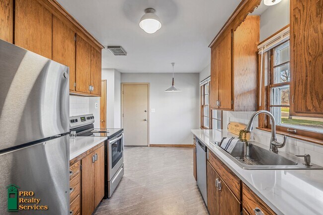 Building Photo - 4 Bedroom Home **Half Off 1 Month's Rent w...