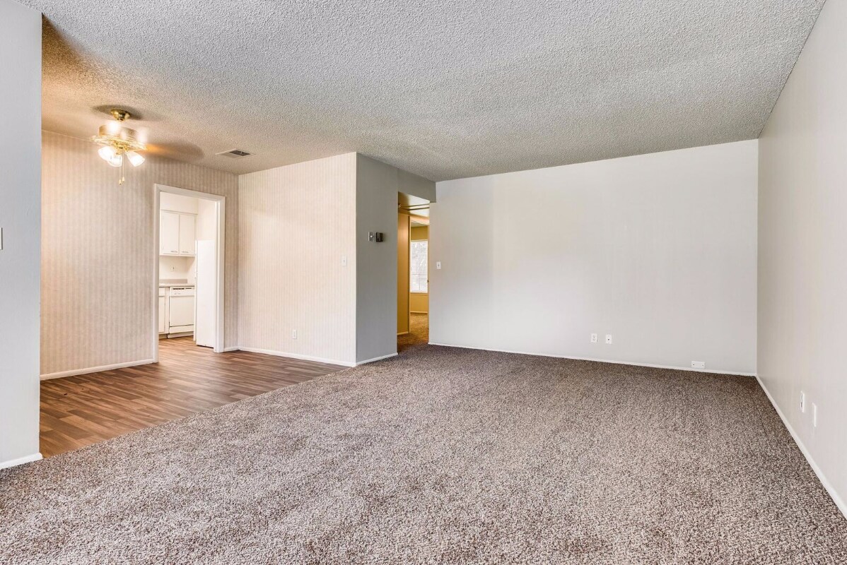 Primary Photo - 333 S Straughan Ave