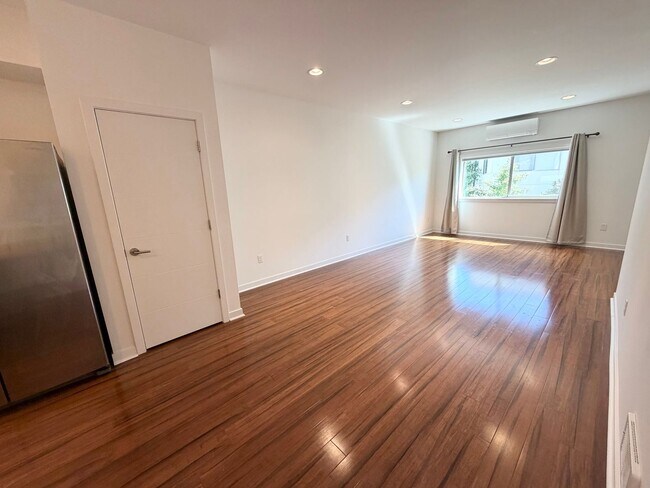 Building Photo - Modern Contemporary Townhome just one block from the Light Rail!