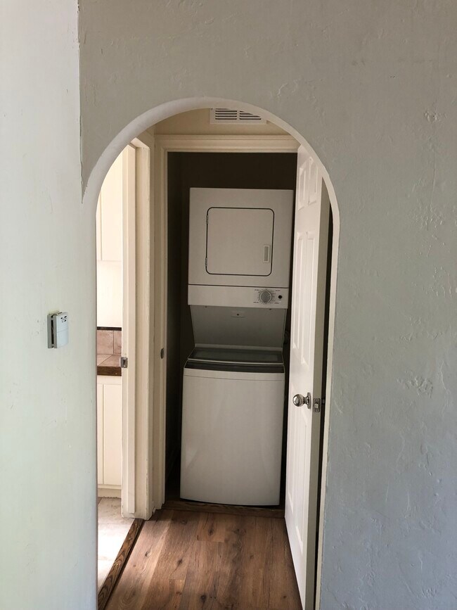 Foto del edificio - 208 Meadow Ln
