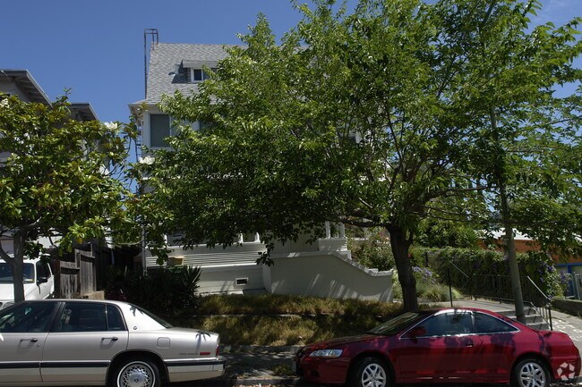 Building Photo - 1424 E 31st St