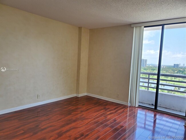 Building Photo - Royal Oaks Condo