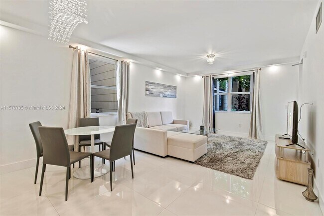 Foto del edificio - 17125 N Bay Rd