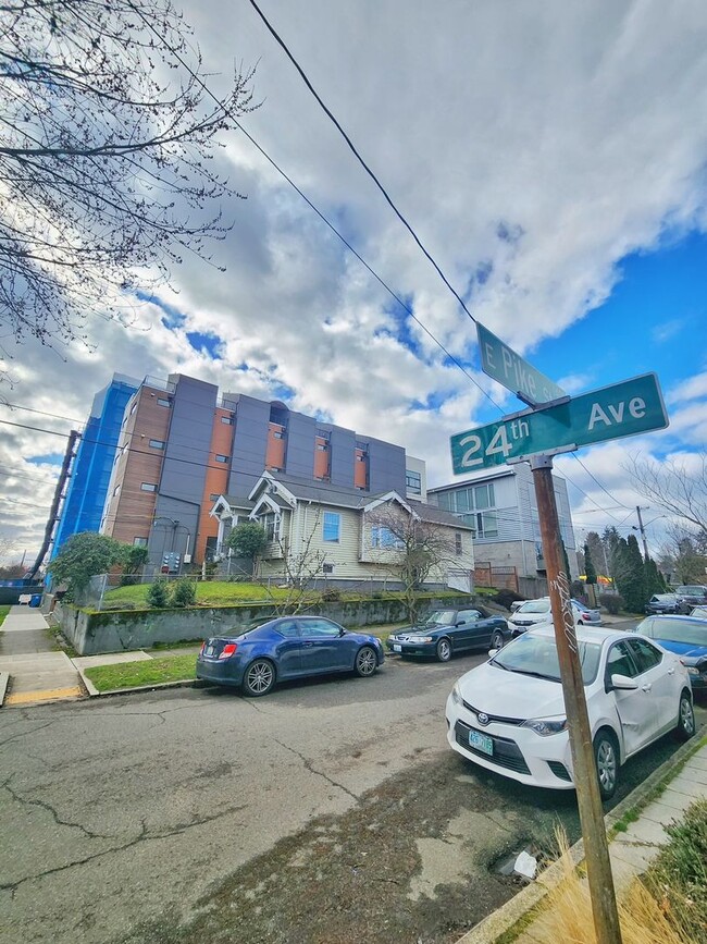 Building Photo - Beautiful 2 Bed 1.75 Bath Townhome in Central District