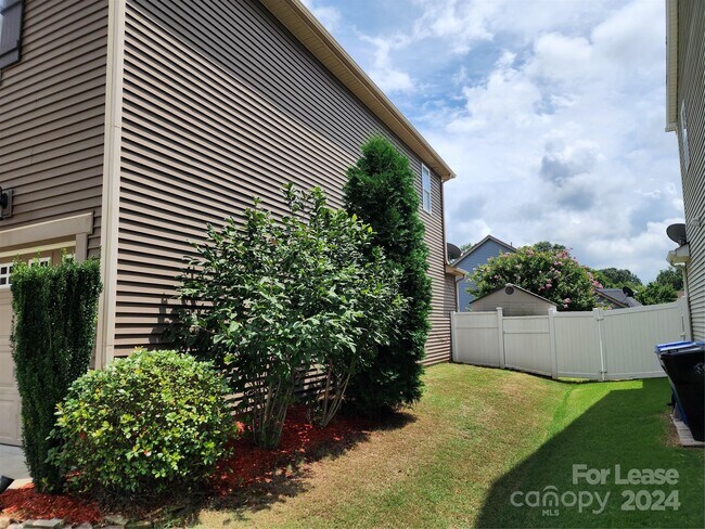 Building Photo - 103 Farmers Folly Dr