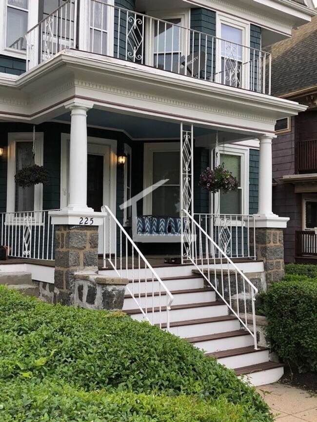 Foto del edificio - Spacious 2-Bedroom with Washer/Dryer in Unit!