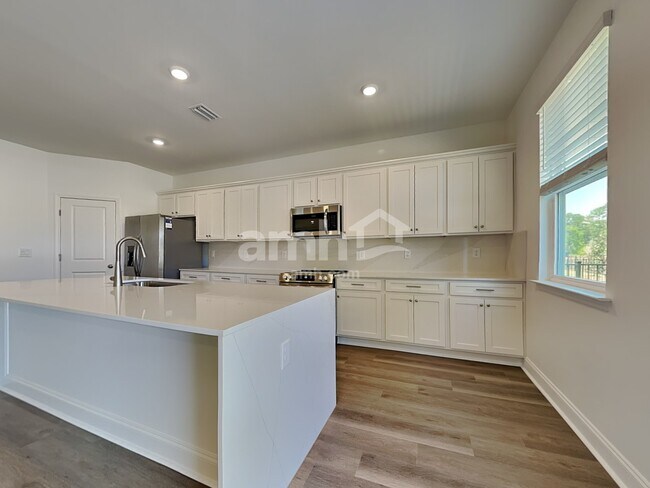 Building Photo - 543 Armstrong Curv