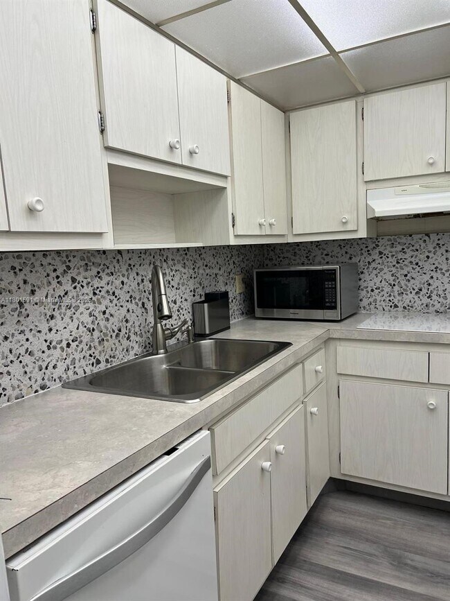 Foto del edificio - 400 Kings Point Dr