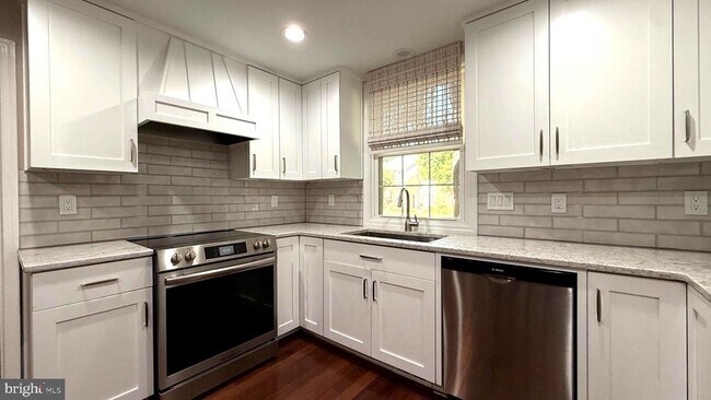 Building Photo - 2020 Hopewood Dr
