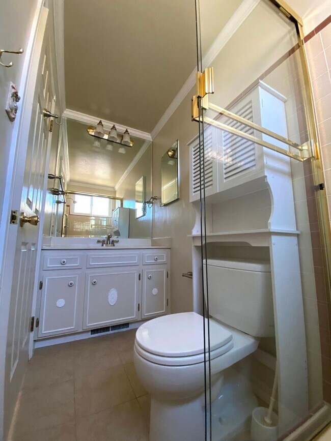 Building Photo - Charming 3-4 Bed/3 Bath Home in Belmont wi...