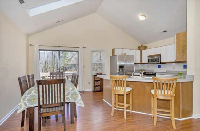Foto del edificio - 435 Hidden Ridge Rd