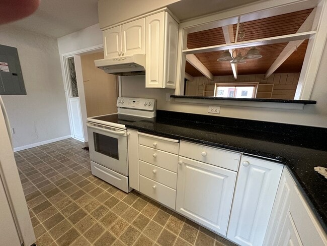 Building Photo - Very Clean 3 Bedroom 1 Bath Home With Cent...
