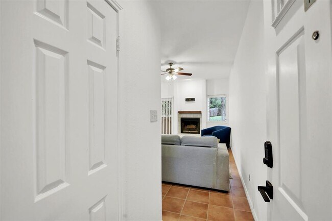 Foto del edificio - 9100 Mountain Ridge Dr