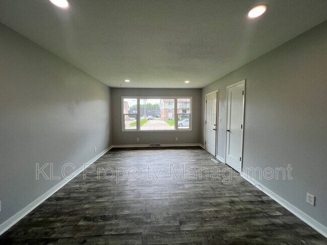 Building Photo - 1213 SE Belmont Dr