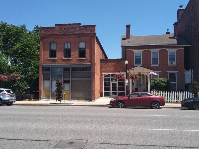 Building Photo - 427 Brady St