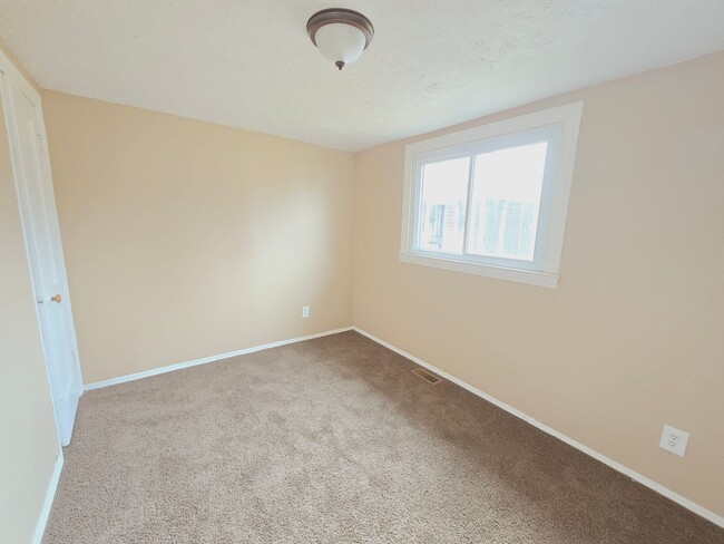 Building Photo - 3211 Dumesnil St