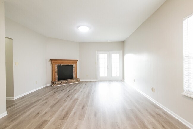 Building Photo - 1/2 Off Rent - Fenced Backyard in Perry To...