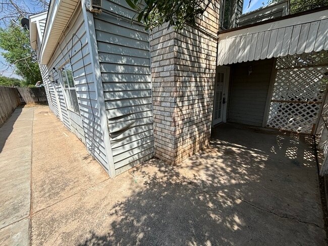 Building Photo - 3 bed 2 bath 2 story townhome, 1 carport