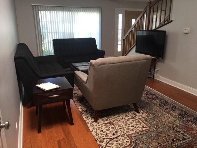 Building Photo - 633 Le Parc Cir
