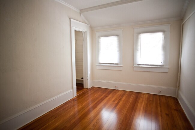 Building Photo - Gorgeous 3br cottage apartment on North St.