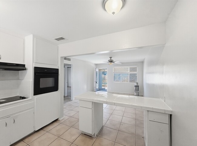 Building Photo - 2711 E Glenrosa Ave