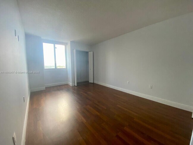 Building Photo - 850 N Miami Ave