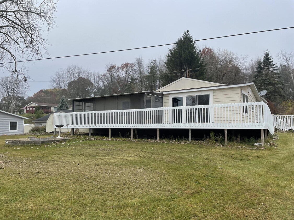 Primary Photo - 8067 17 Mile Rd NE