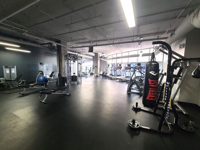 Building Photo - Extra-large modern one bedroom at the Guil...