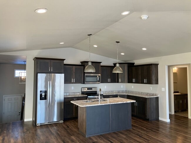 Building Photo - 4 Bed 3 Bath